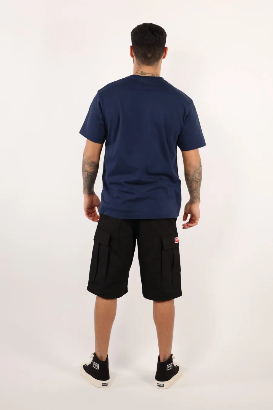 Camiseta azul con minilogo redondo 