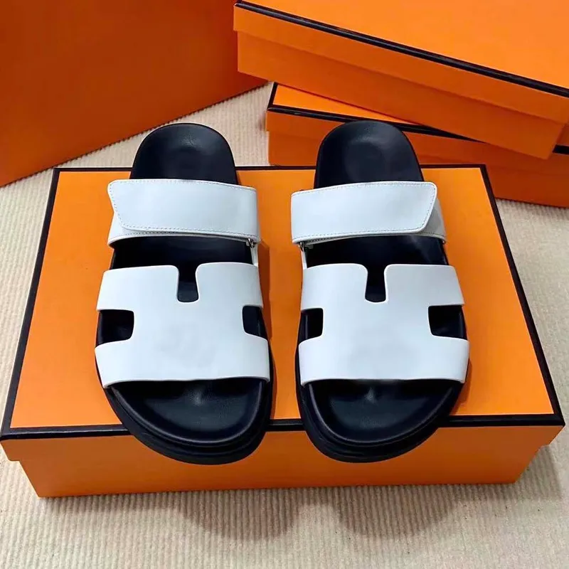 Con caja zapatillas de diseño sandalias sandalias de cuero playa de verano e invierno zapatillas de felpa de fondo plano Elegant