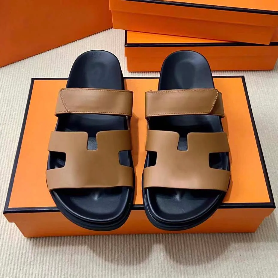 Con caja zapatillas de diseño sandalias sandalias de cuero playa de verano e invierno zapatillas de felpa de fondo plano Elegant