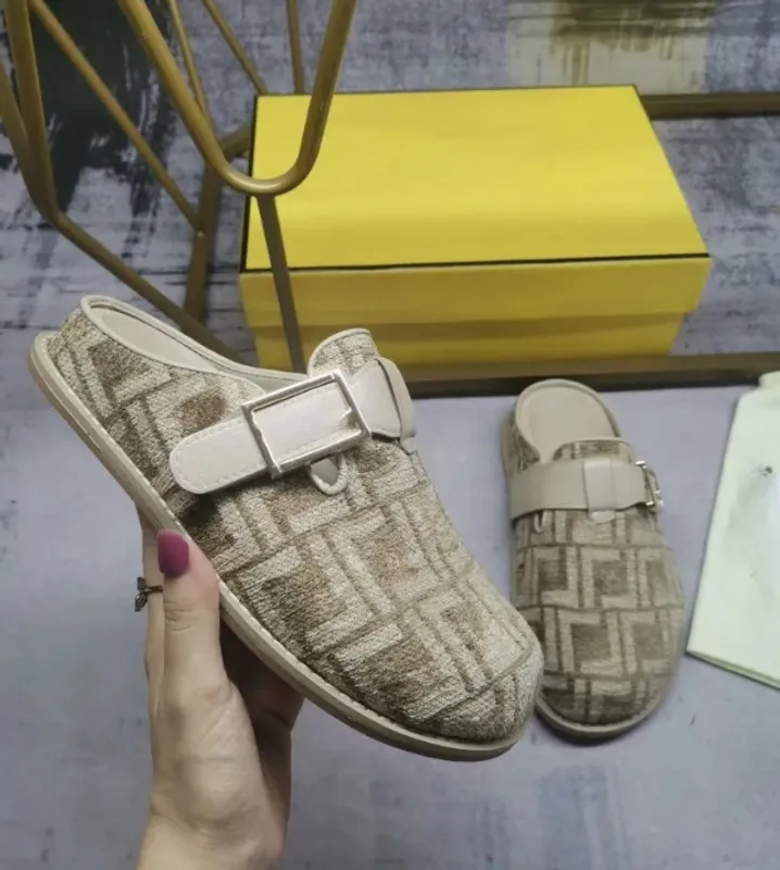 Zapatillas de diseñador para hombre y mujer, sandalias con sensación impresa, Baotou, sandalia plana de cuero, hebilla de Metal,