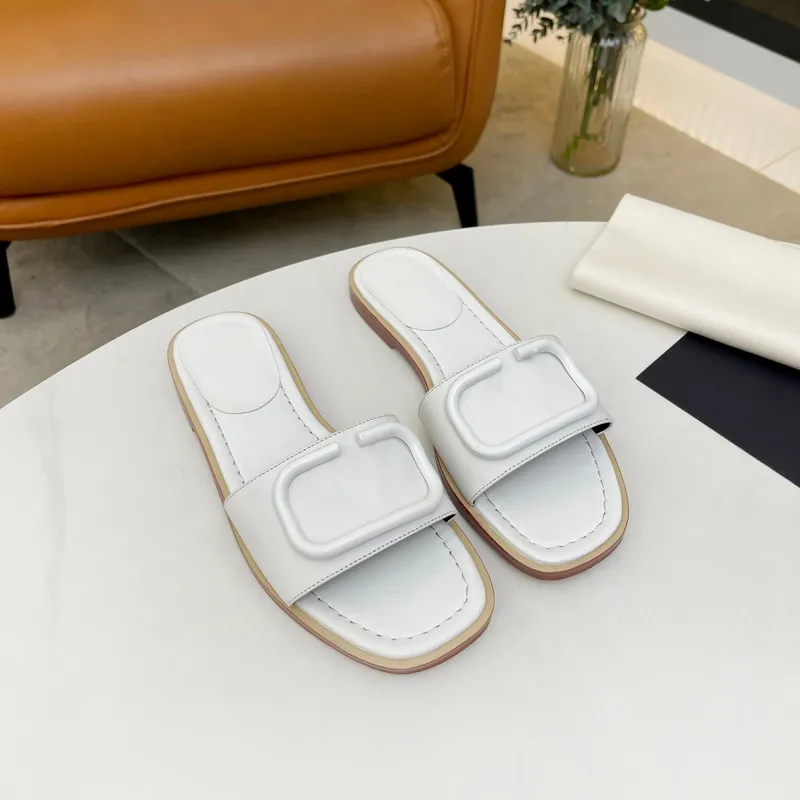 Zapatillas de verano Sandalia Zapato de playa Pisos Cuero Impreso Botones de metal Moda Diseñador de lujo Sandalias de mujer Cal